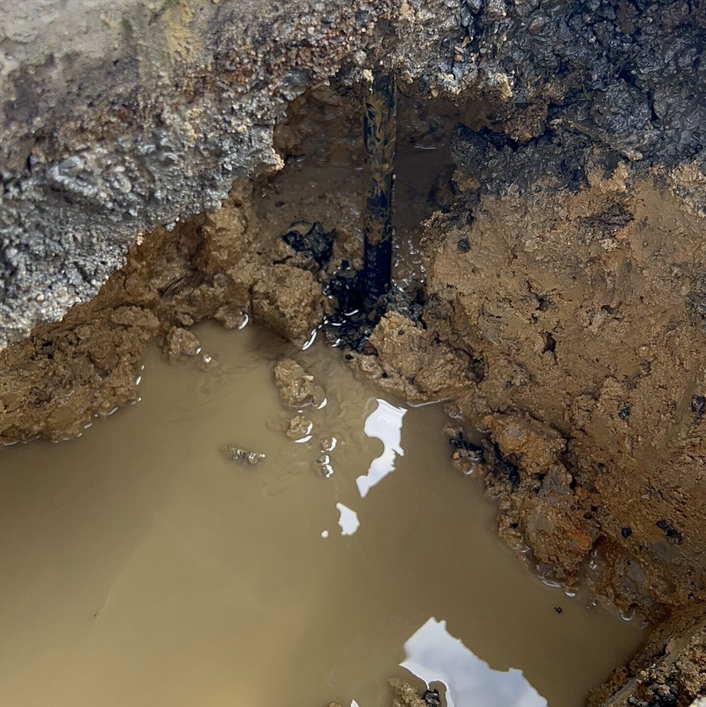 散水栓まわりの漏水修理前の様子