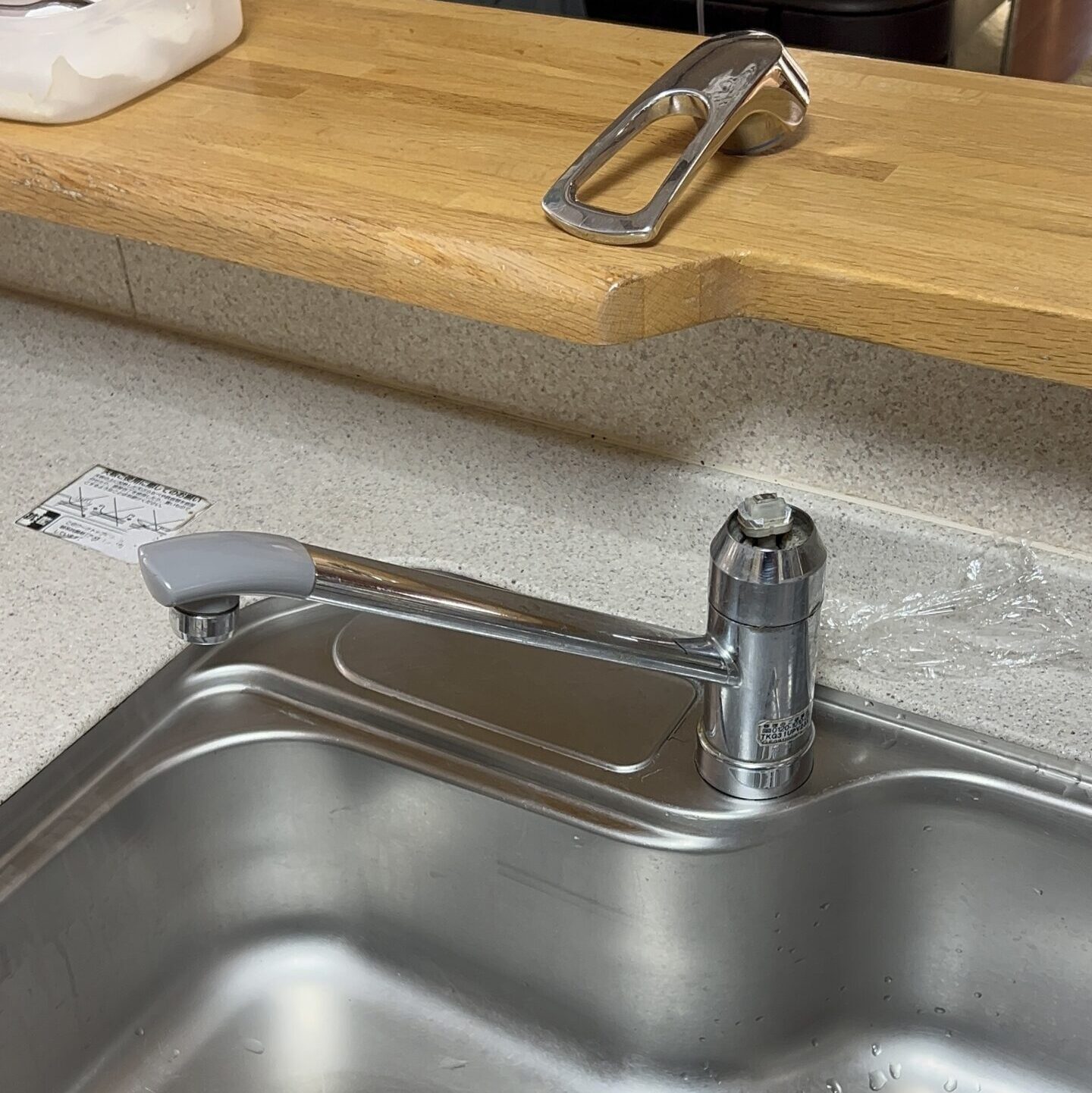 故障したキッチン水栓修理前写真
