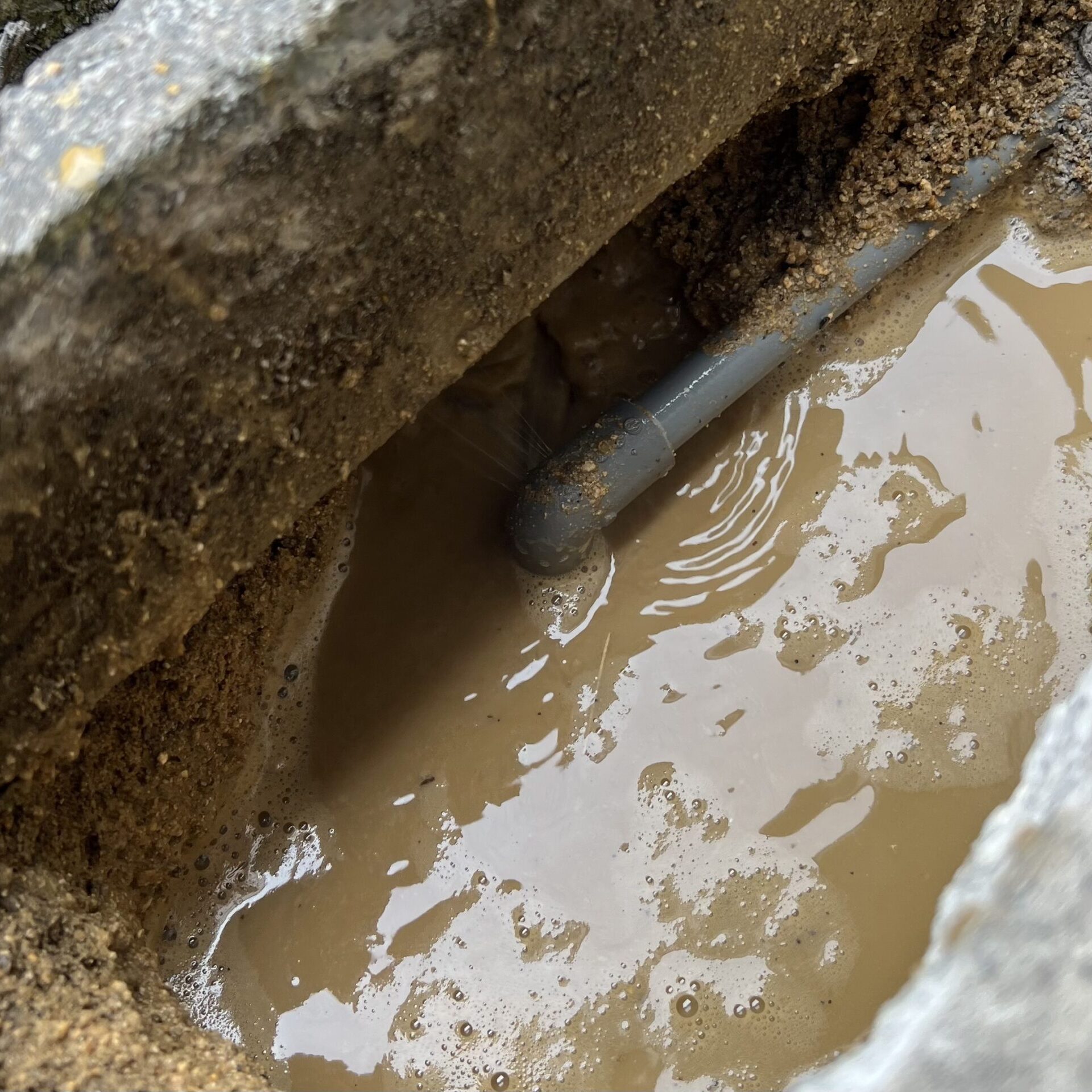 屋外の漏水写真