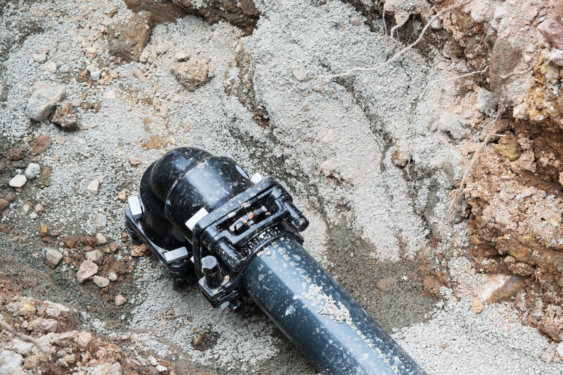 水道本管工事：道路下の水道本管の布設や更新により地域のインフラを支える工事