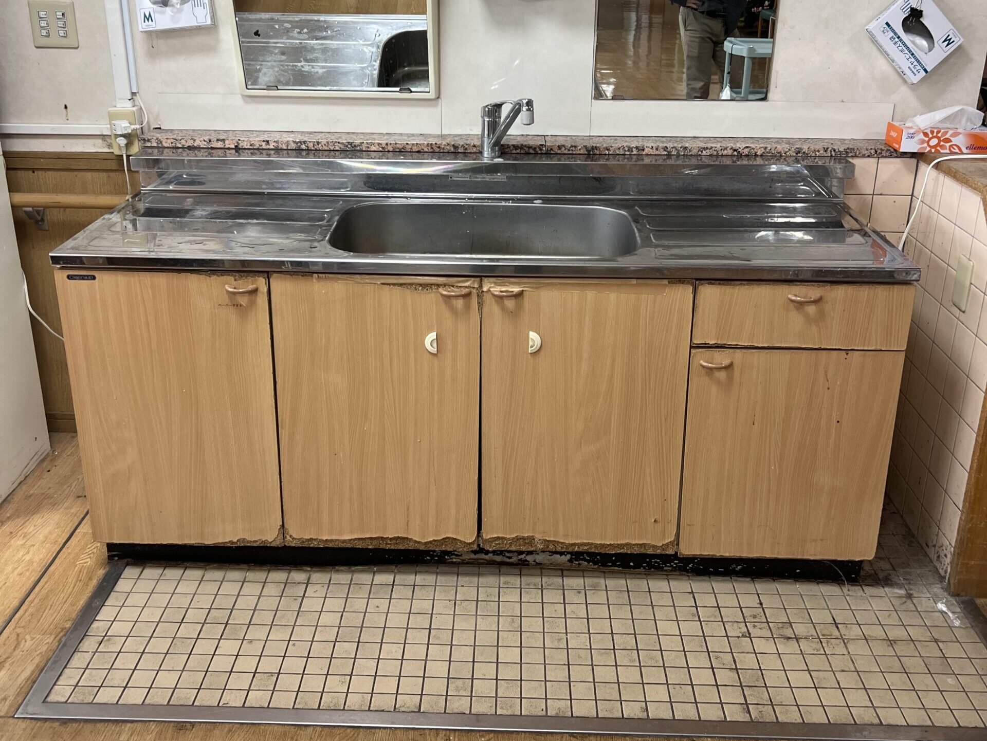 老朽化した福祉施設キッチンの施工前写真②