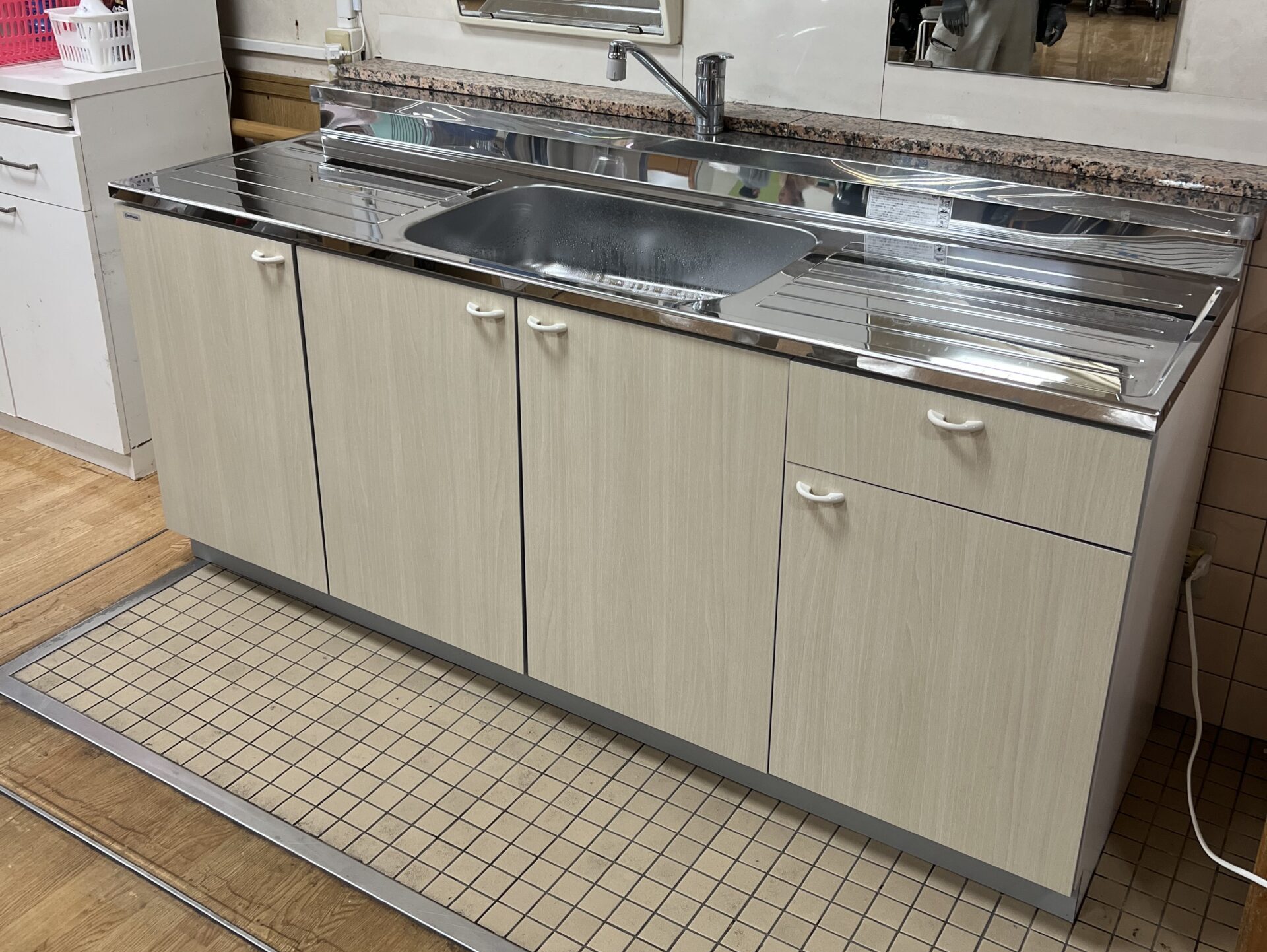 新しいキッチンへ交換した福祉施設の施工後写真