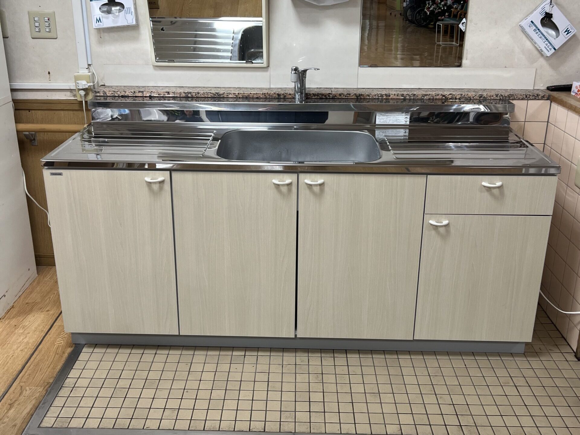 交換後の福祉施設キッチン全体がわかる施工後写真②