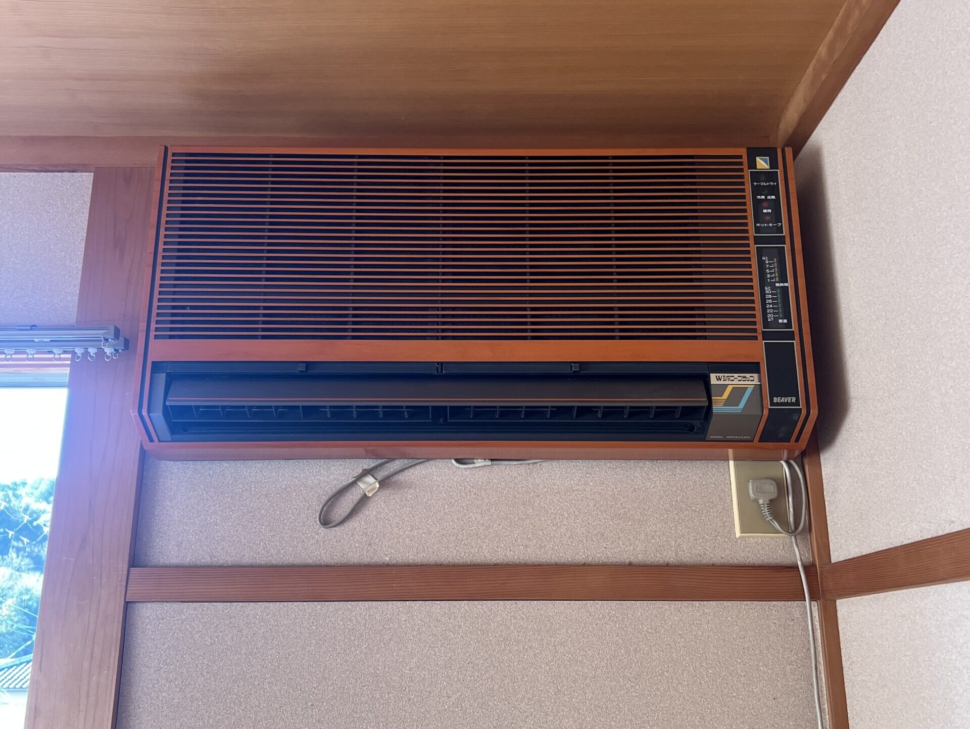 エアコン交換前の室内機写真