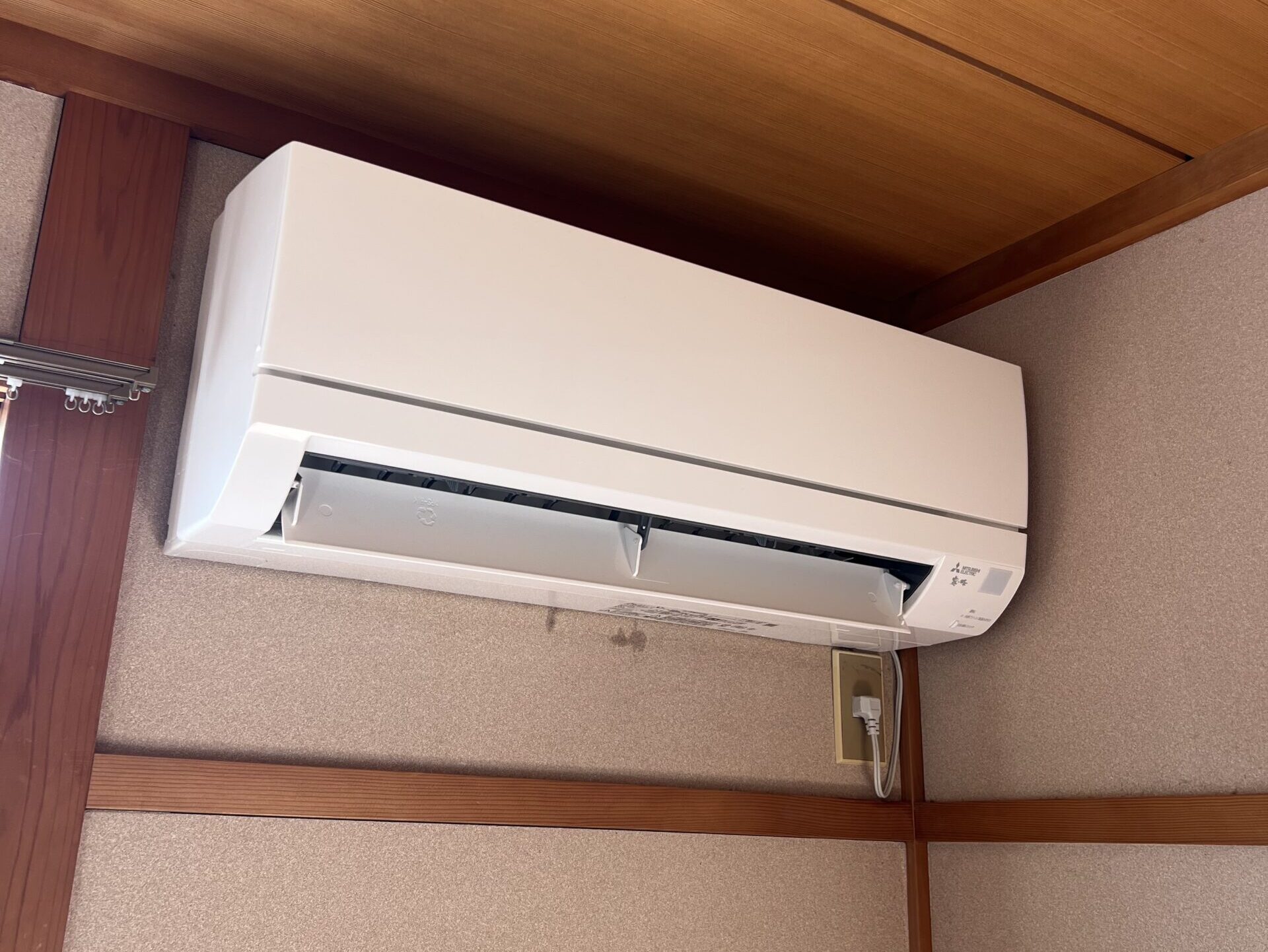 エアコン交換後の室内機写真