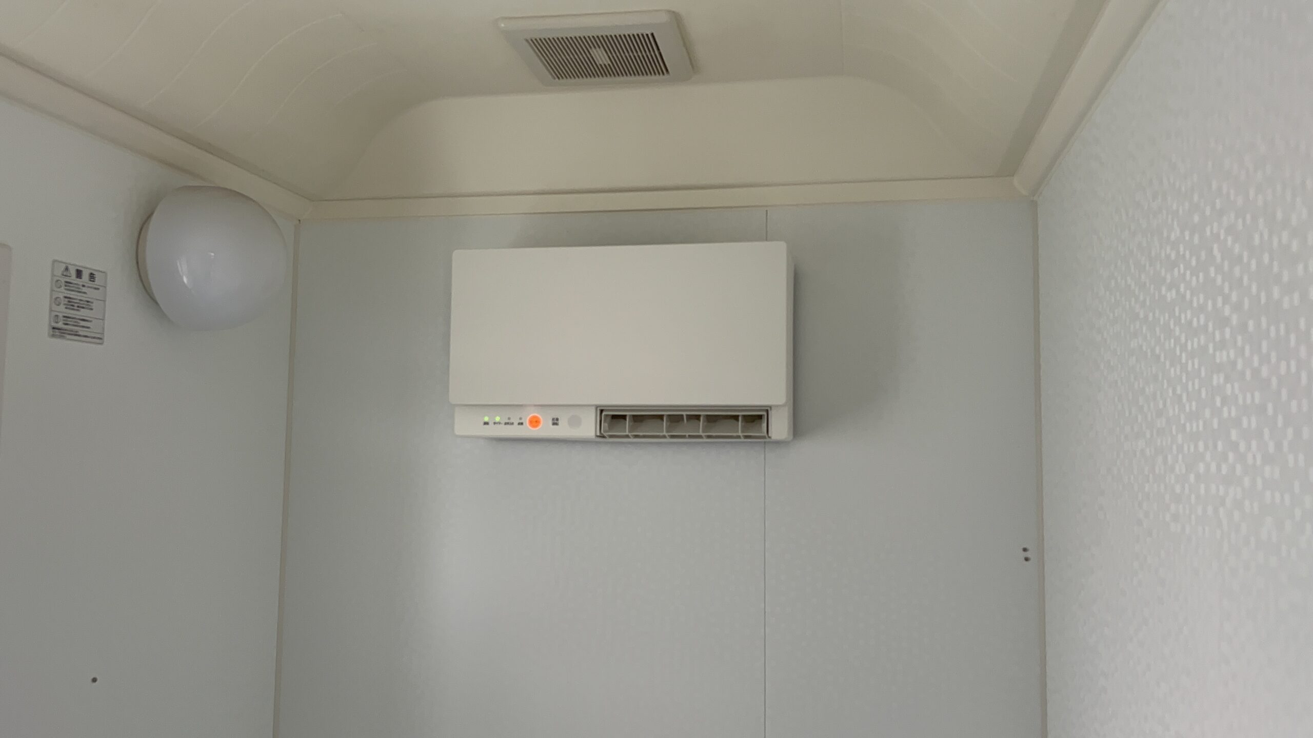 浴室に壁付け浴室暖房を新設した施工後写真