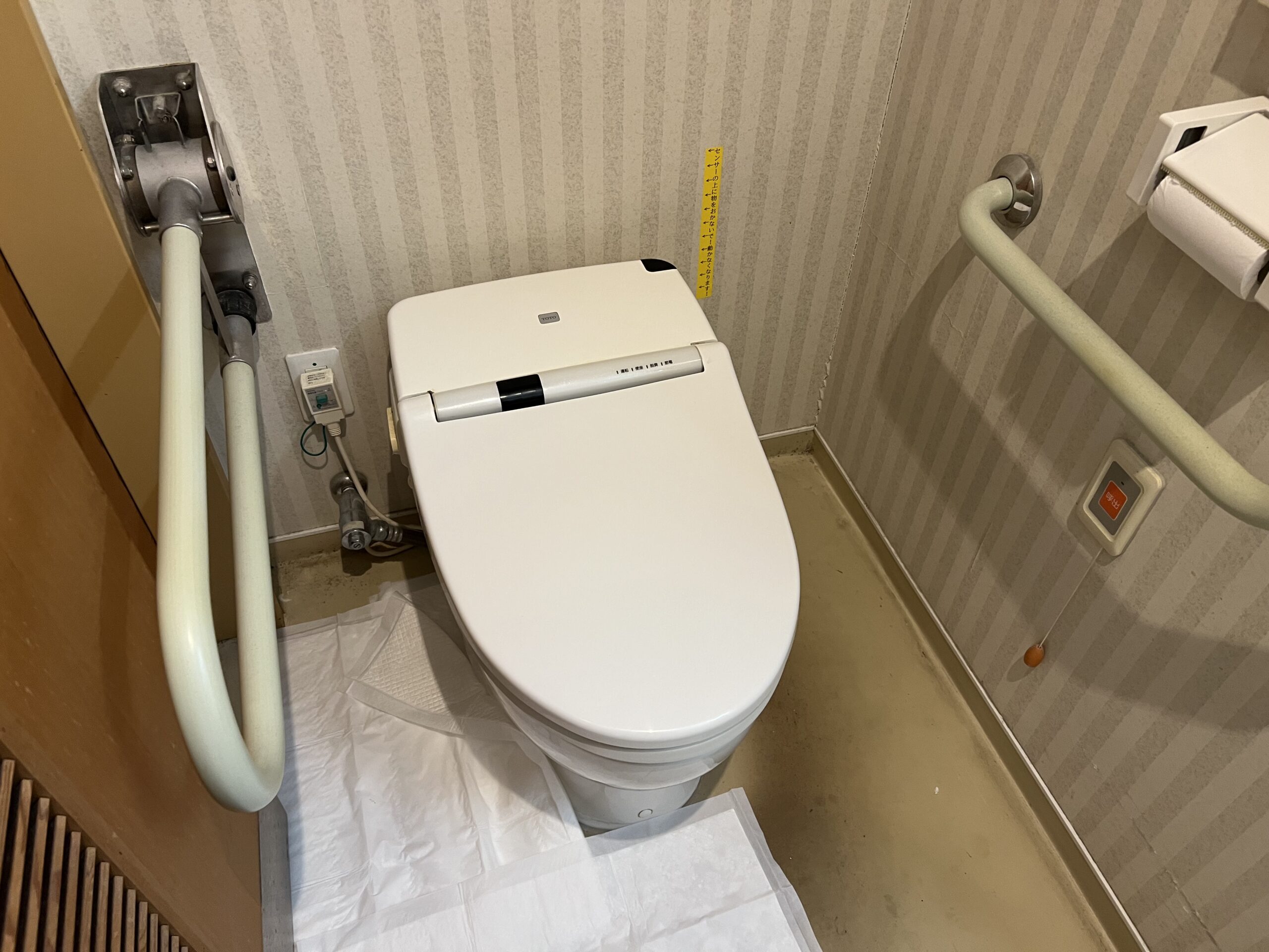 水漏れしていた福祉施設トイレの施工前写真①