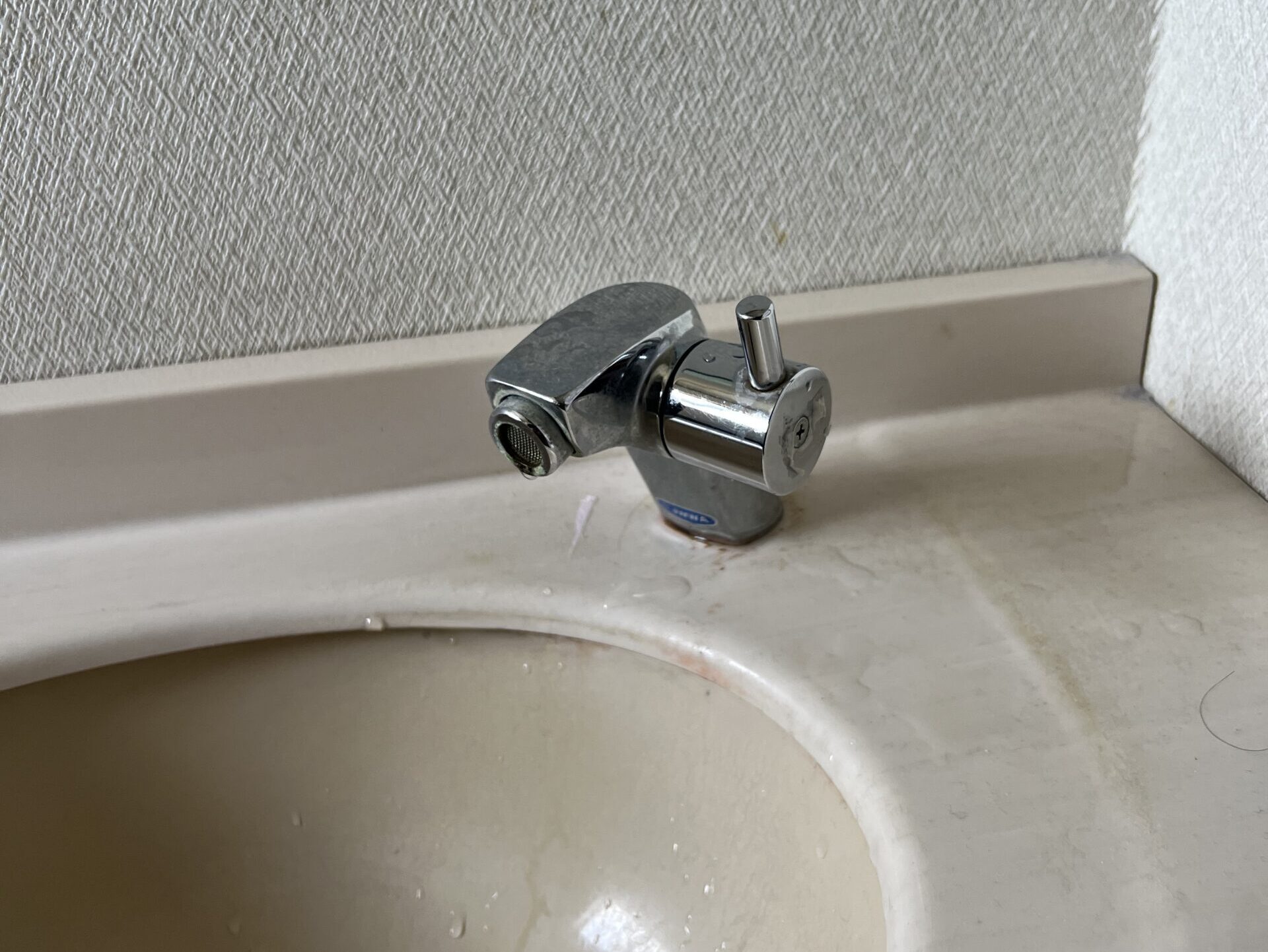 水が止まらなくなったトイレ手洗い器水栓の施工前写真