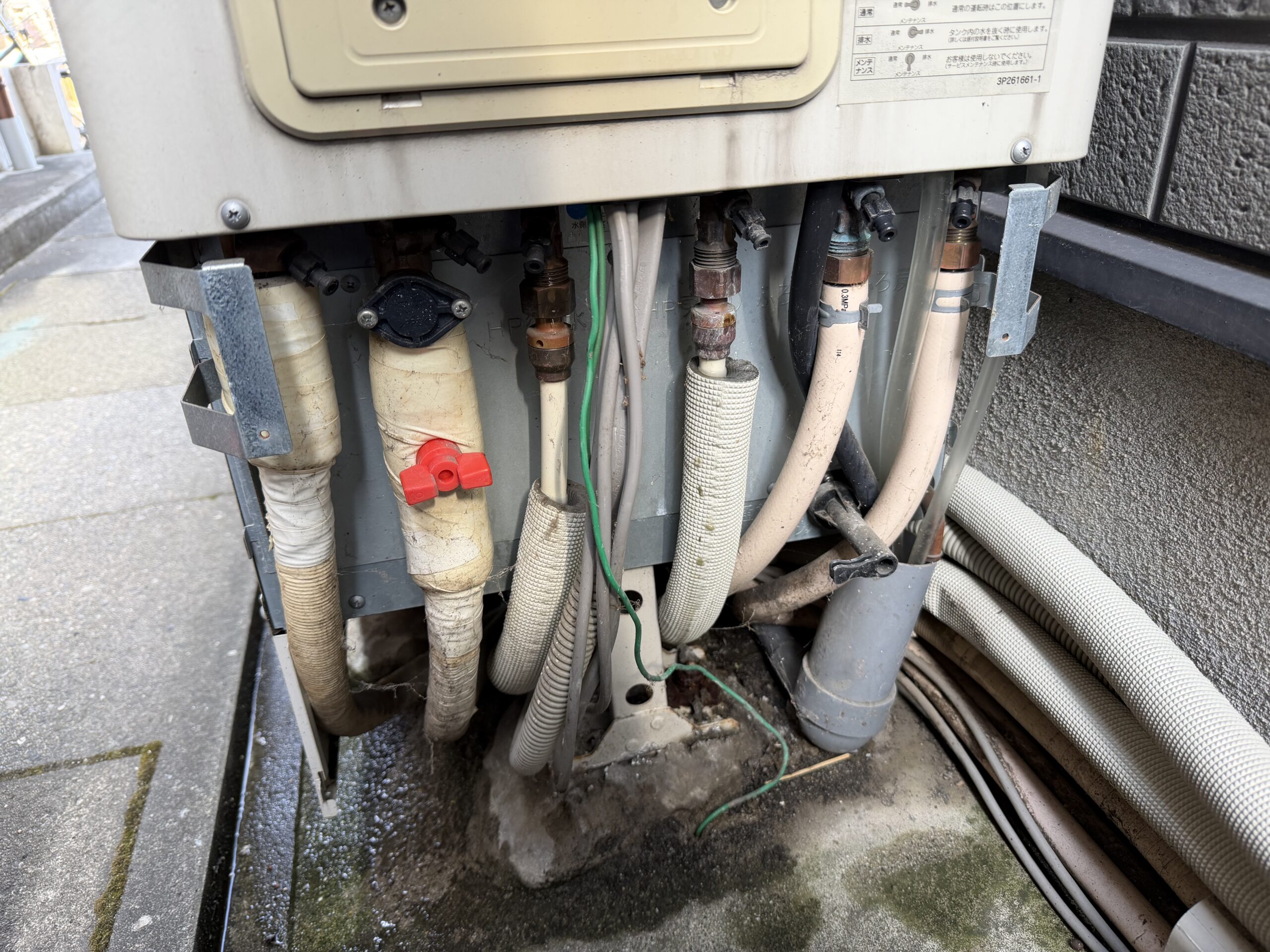 エコキュートヒートポンプ配管水漏れ修理前の写真