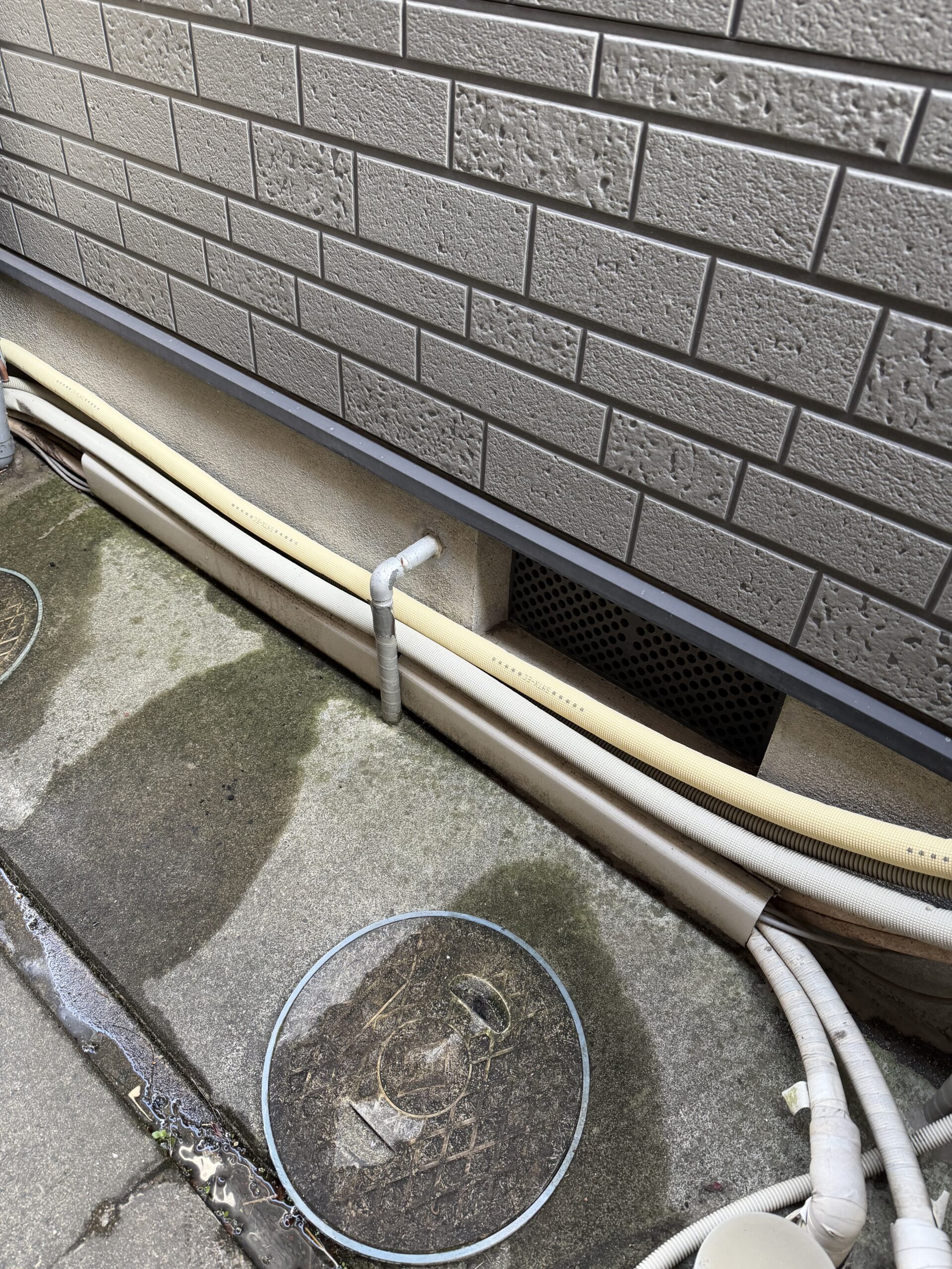 エコキュートヒートポンプ配管交換作業中の写真