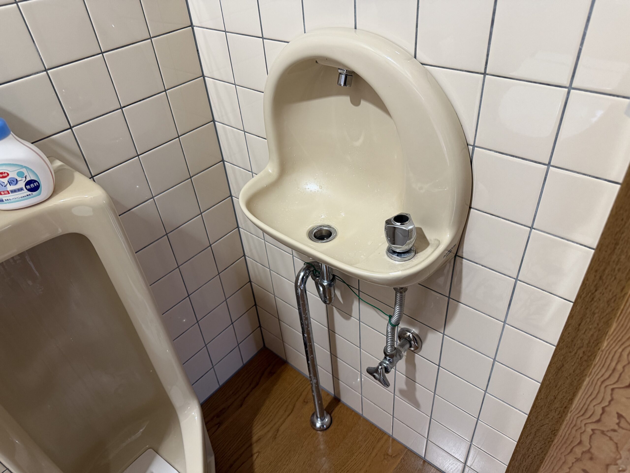 草津市 トイレ手洗器交換前 埋め込み型手洗器