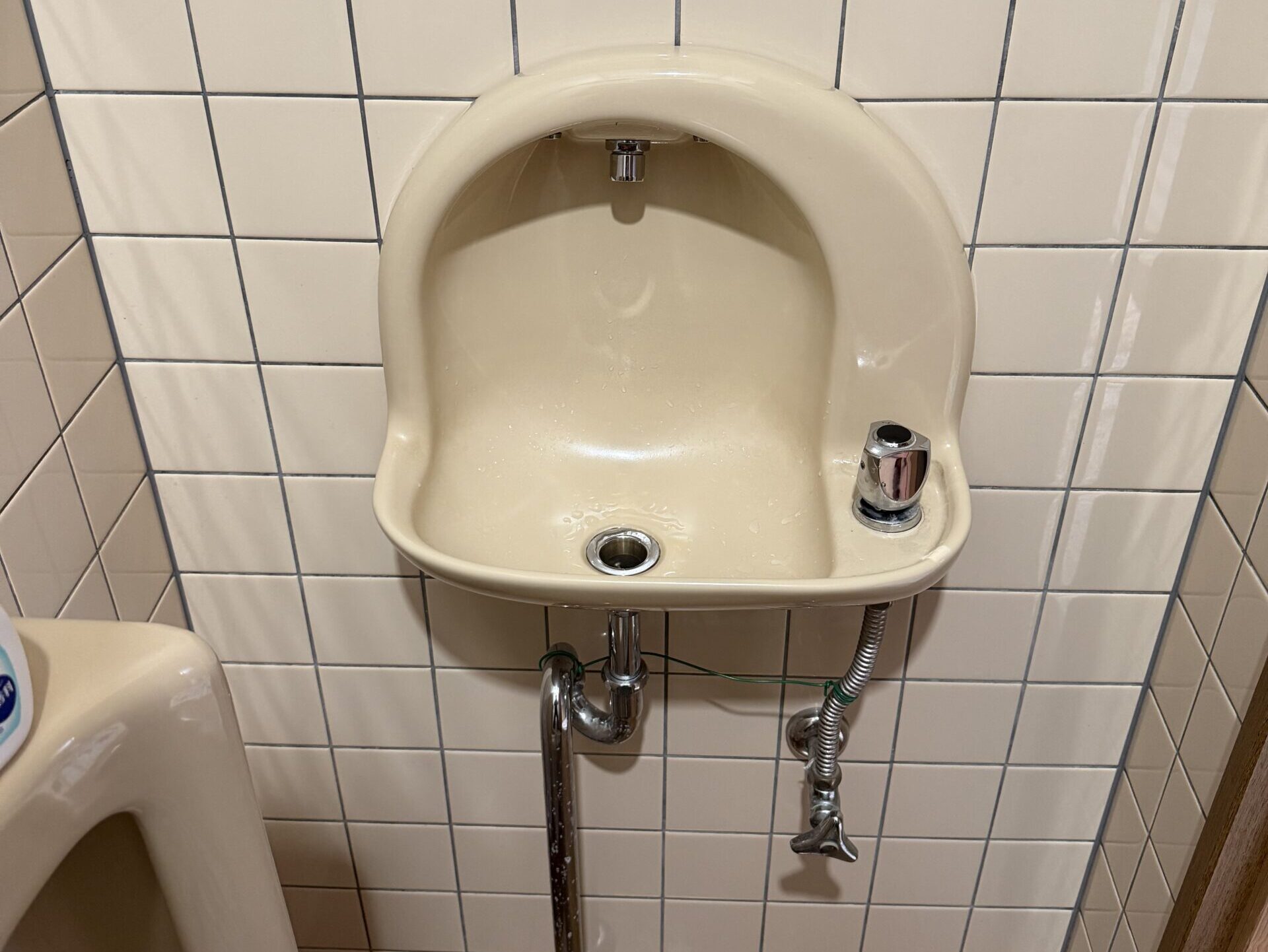草津市 トイレ手洗器交換前 手動水栓の手洗器