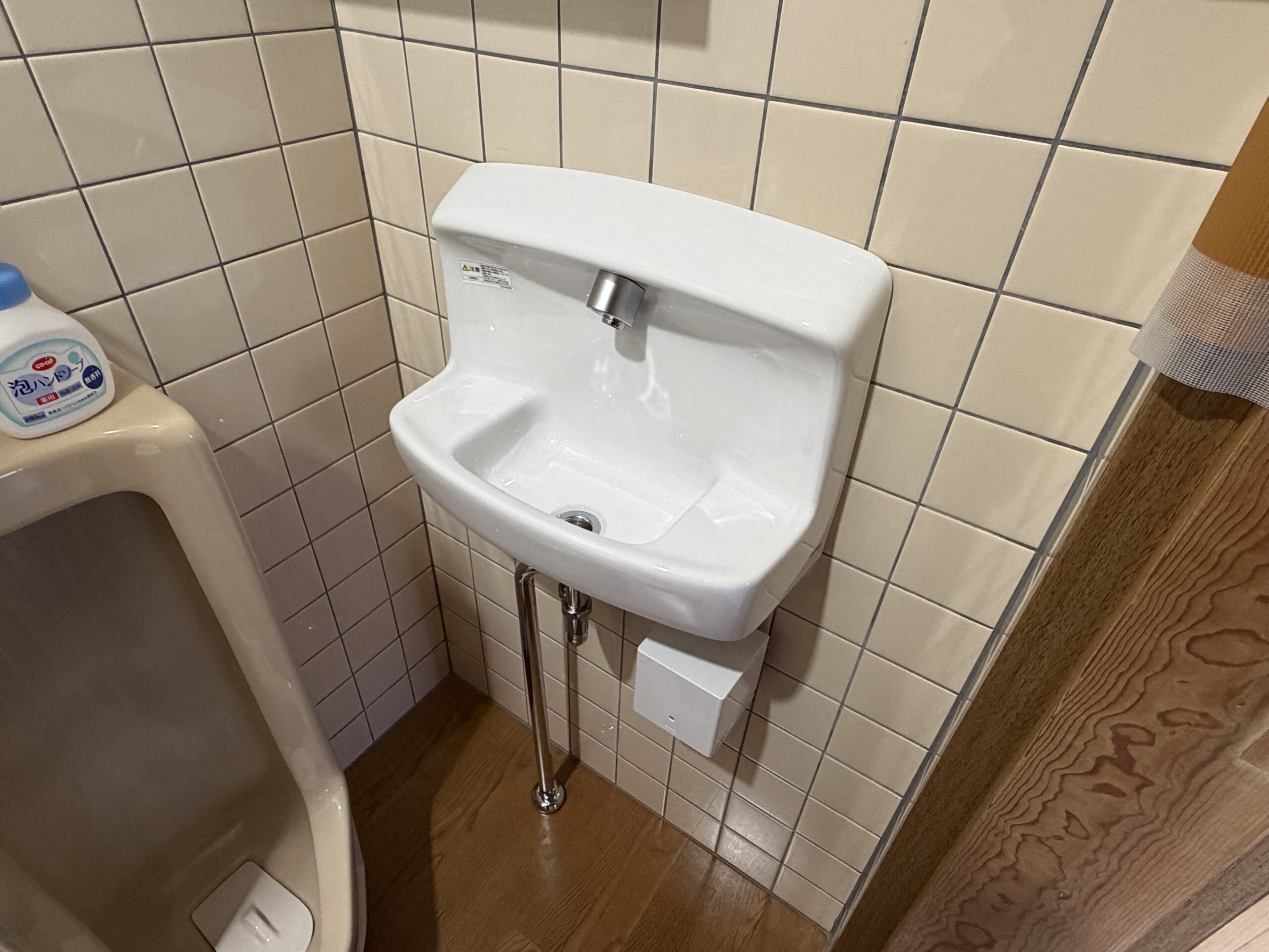 バリアフリー対応として設置したTOTO自動水栓付きコンパクト手洗器