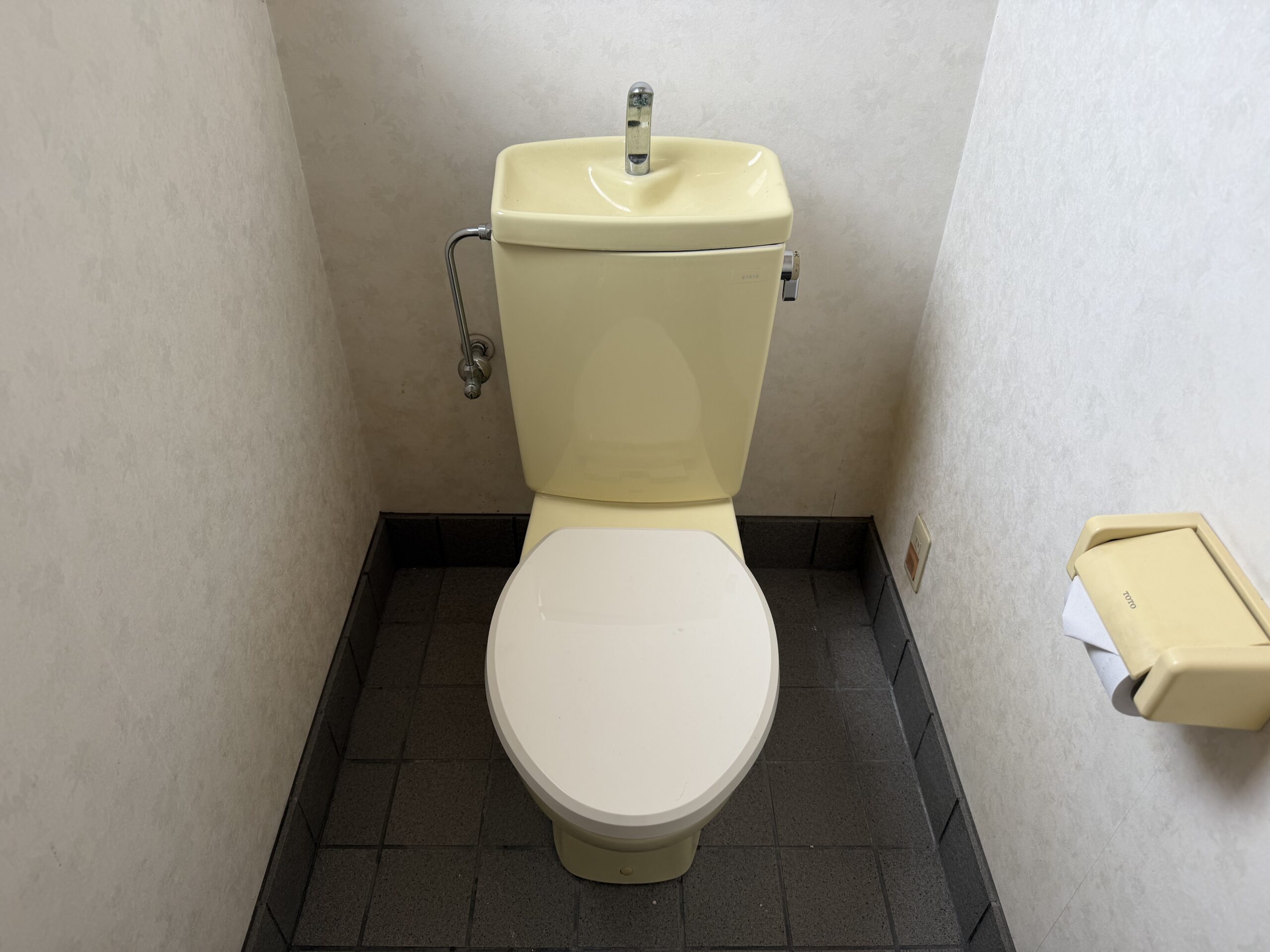 湖南市の整療院様の2階トイレ交換前の写真