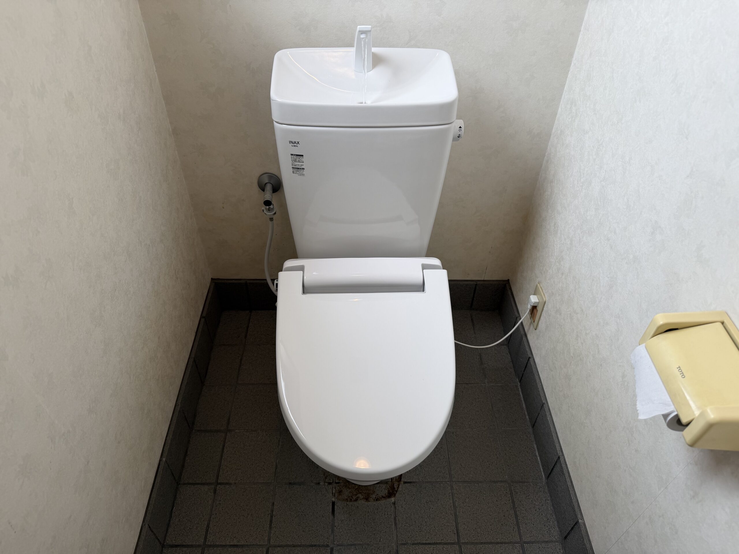 湖南市の整療院様の2階トイレ交換後の写真