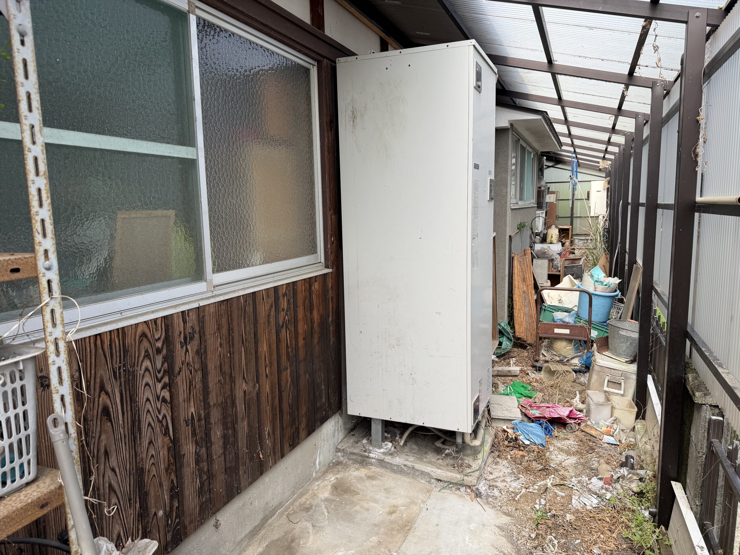 湖南市で水漏れしていた電気温水器の交換前写真①