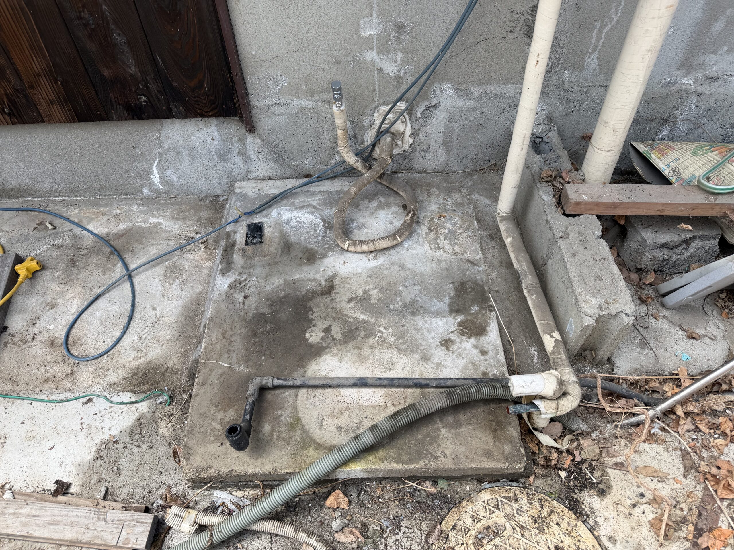 湖南市で水漏れしていた電気温水器の交換前写真②