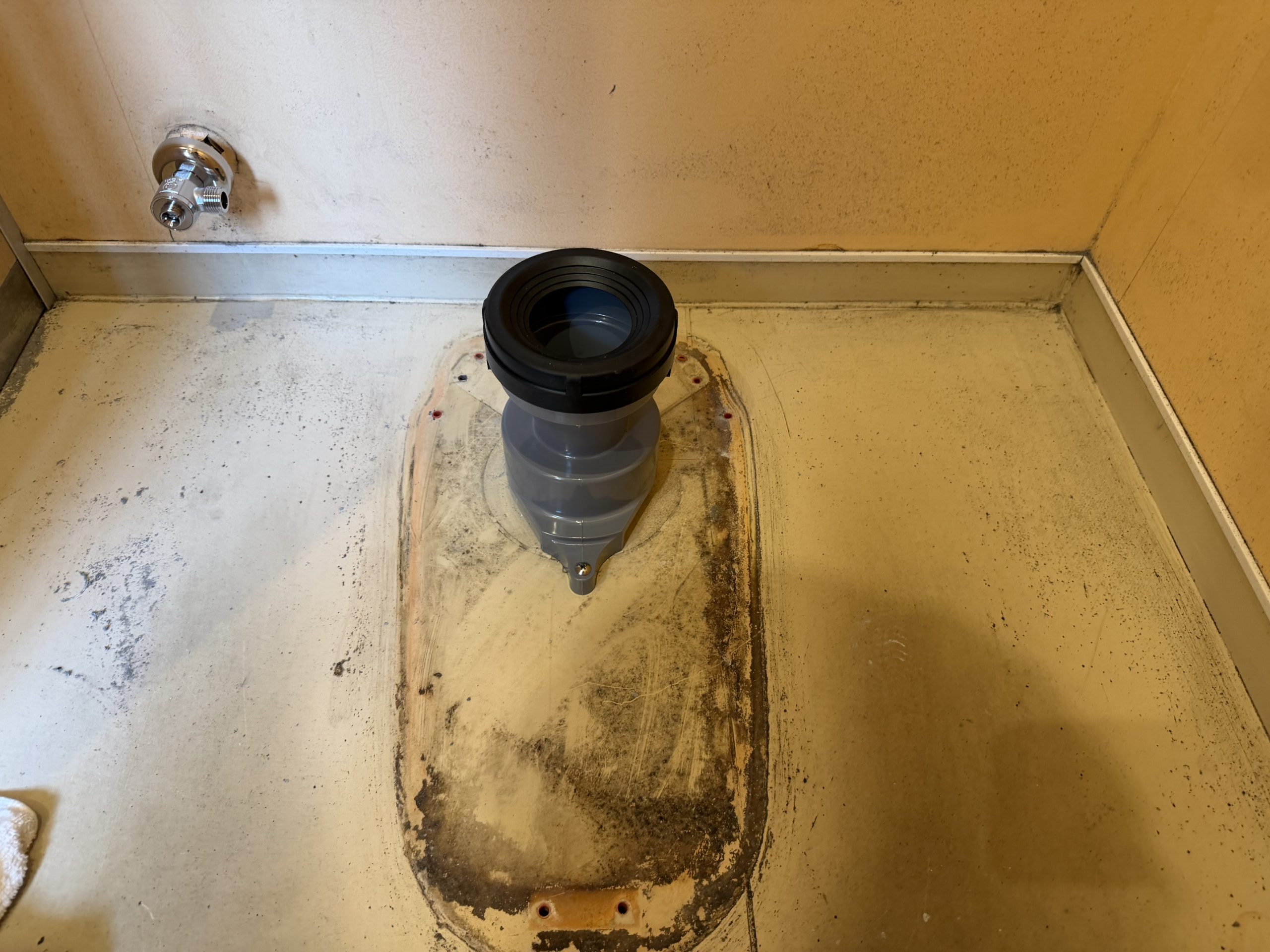 福祉施設トイレ交換工事の施工中写真①