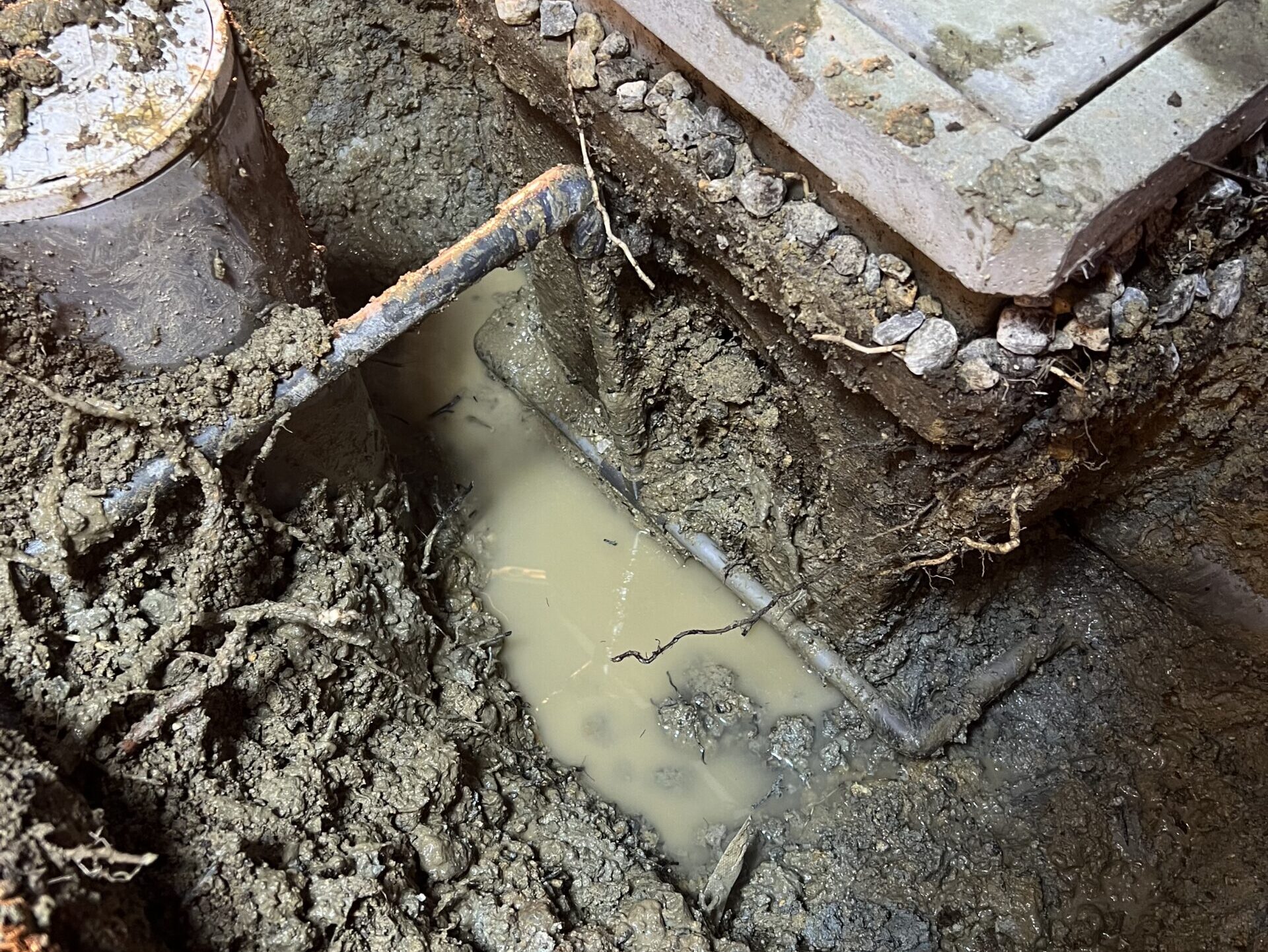 地中給水管漏水調査前の写真