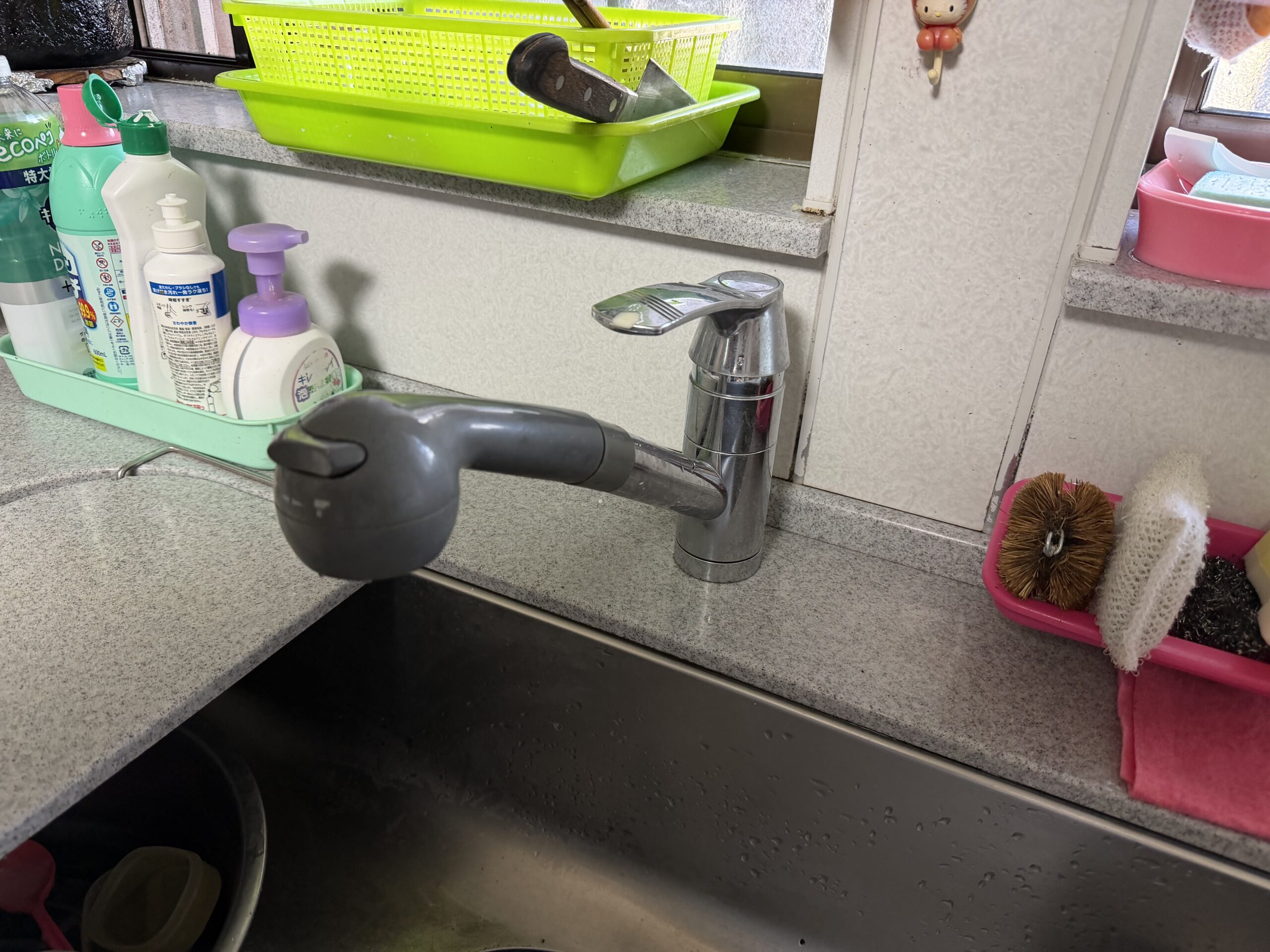 引き出しシャワー水栓のホース劣化により水漏れしていたキッチン水栓の施工前写真
