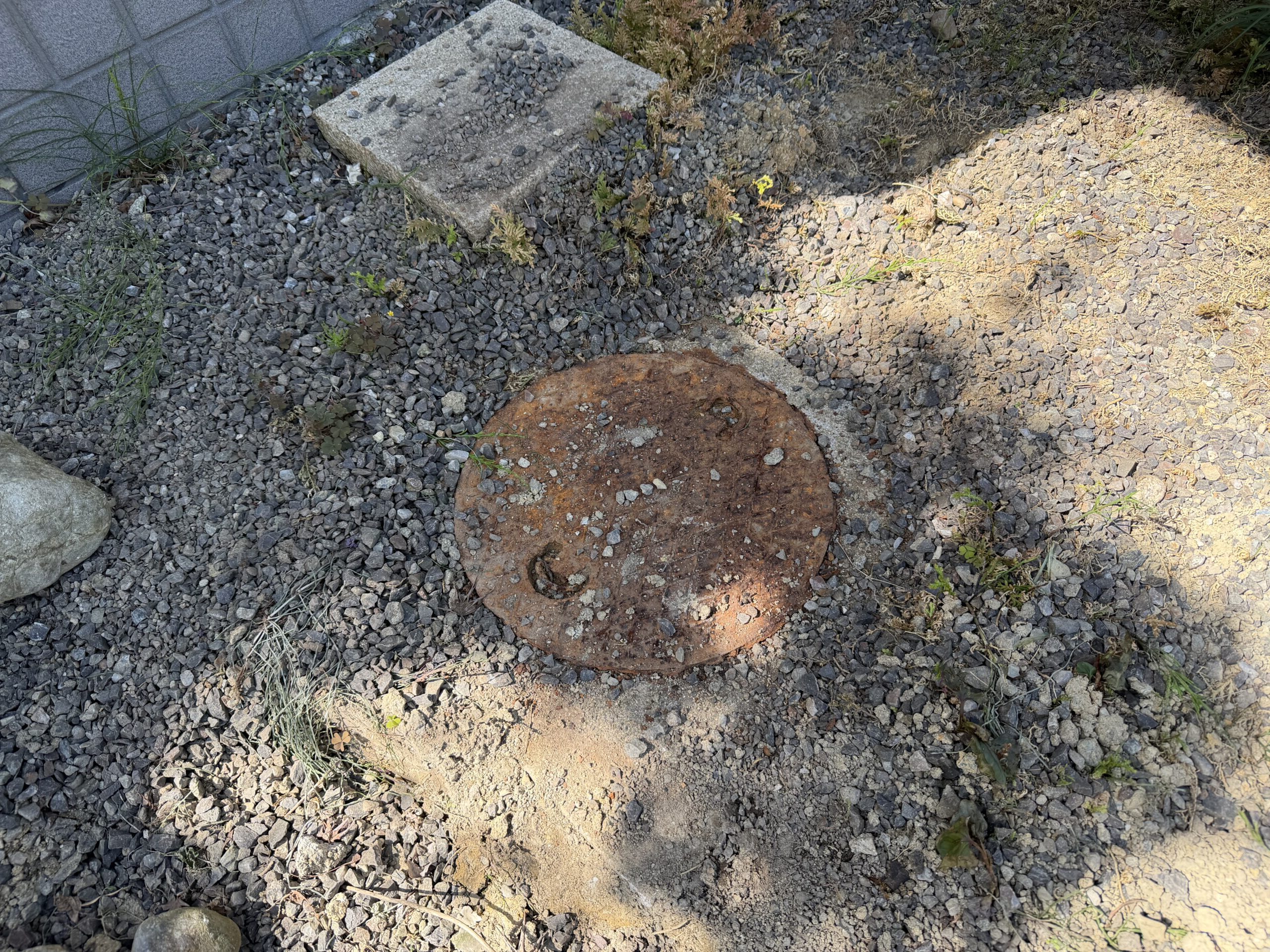 劣化した鉄蓋の屋外排水マスの施工前写真