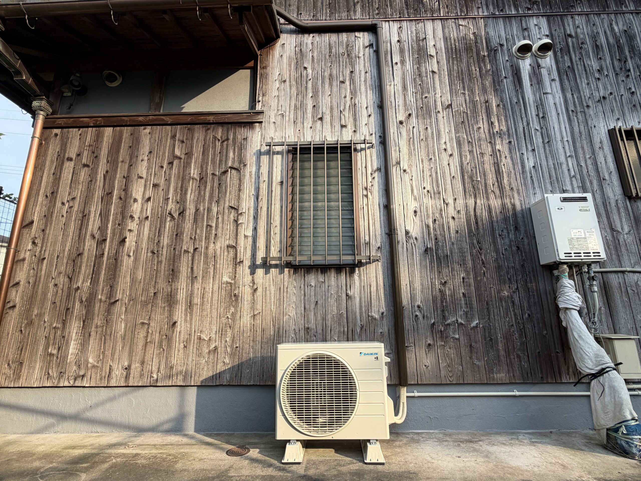 甲賀市T様邸の建物北側地面へ設置したダイキンエアコンの室外機