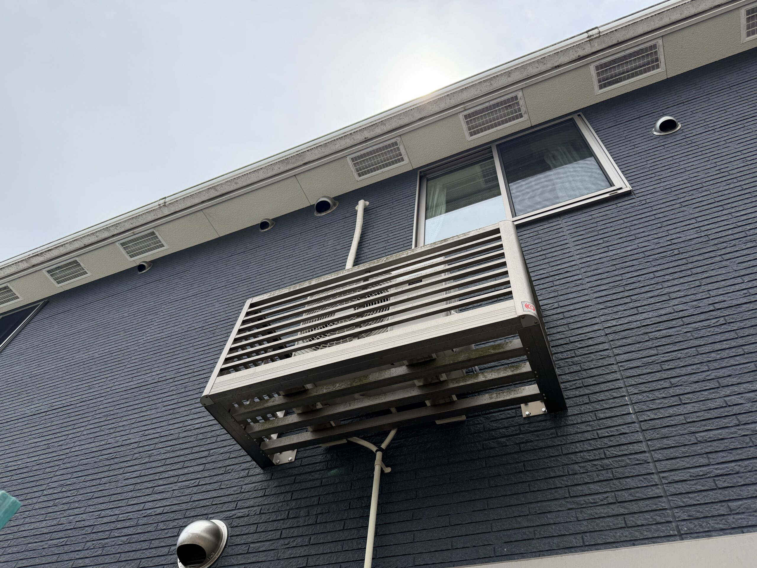 湖南市T様邸の2階特殊壁面架台へ設置したシャープエアコンの室外機