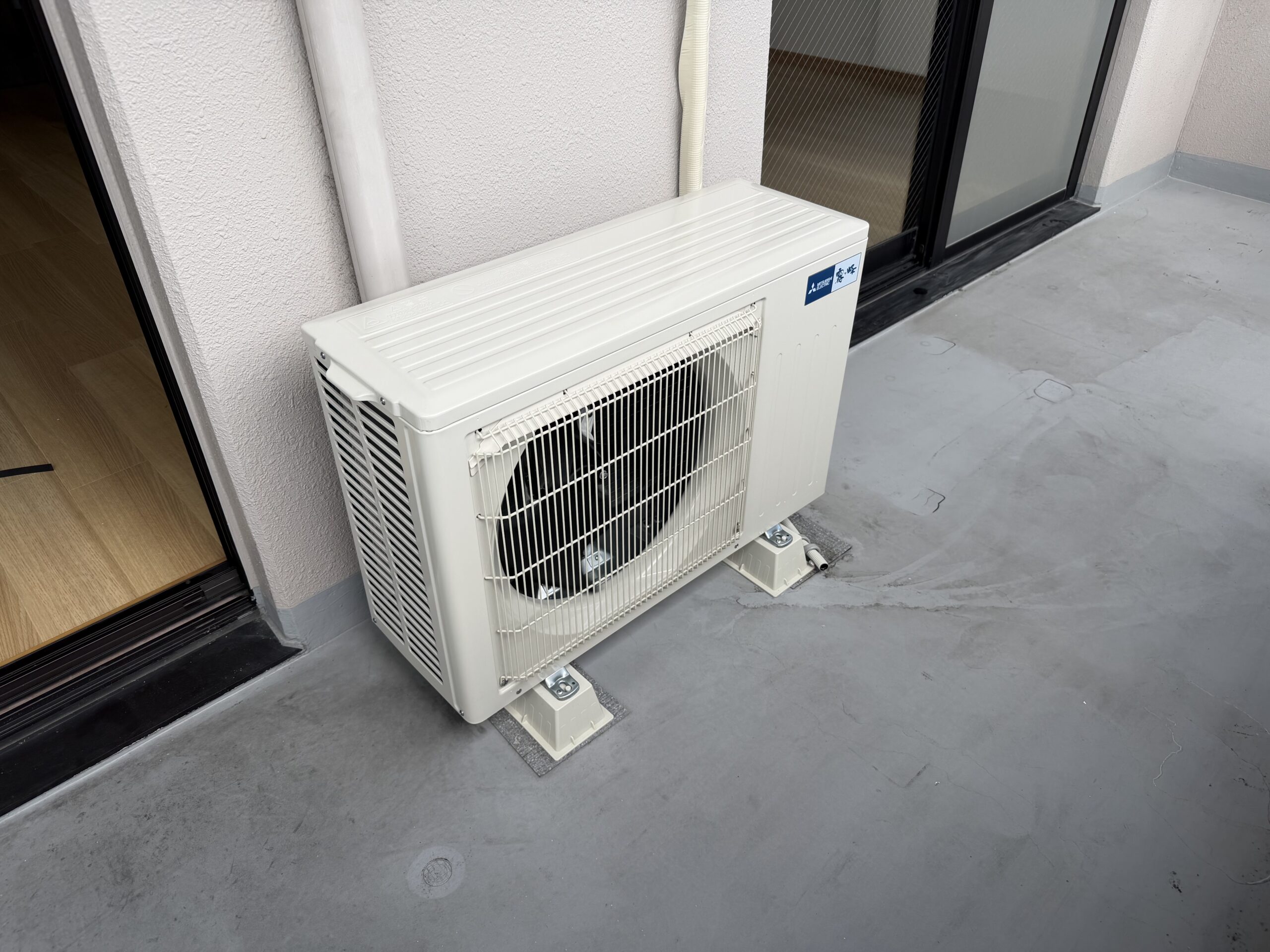 栗東市S様邸マンションに設置した三菱電機GVシリーズ18畳用エアコン室外機