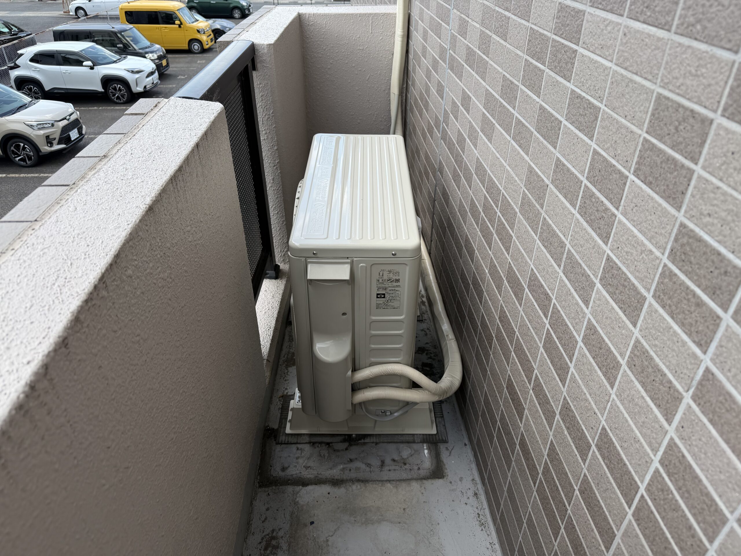 栗東市S様邸マンションに設置した日立AJシリーズ6畳用エアコン室外機