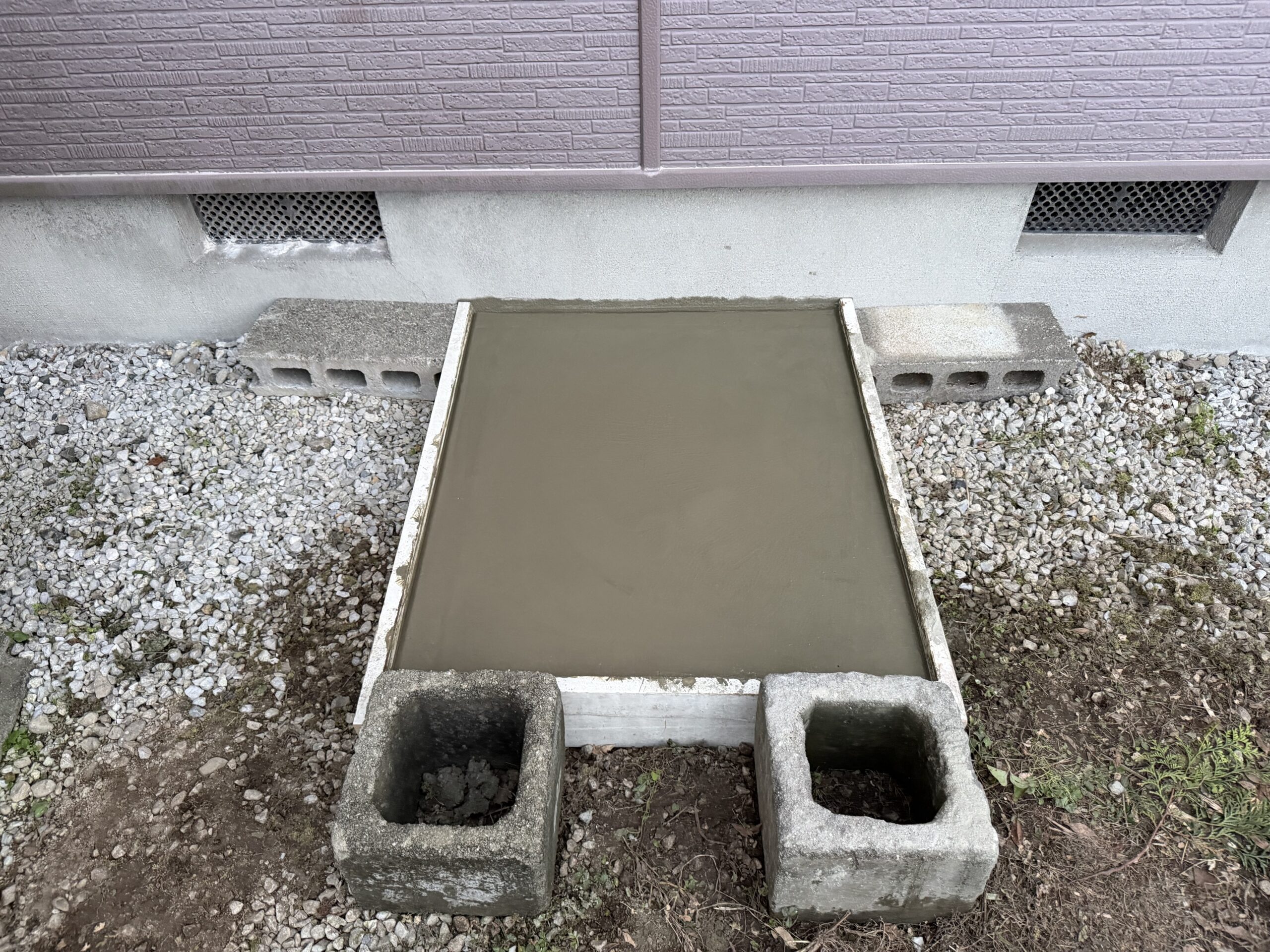 湖南市 エコキュート設置工事 基礎コンクリート施工中