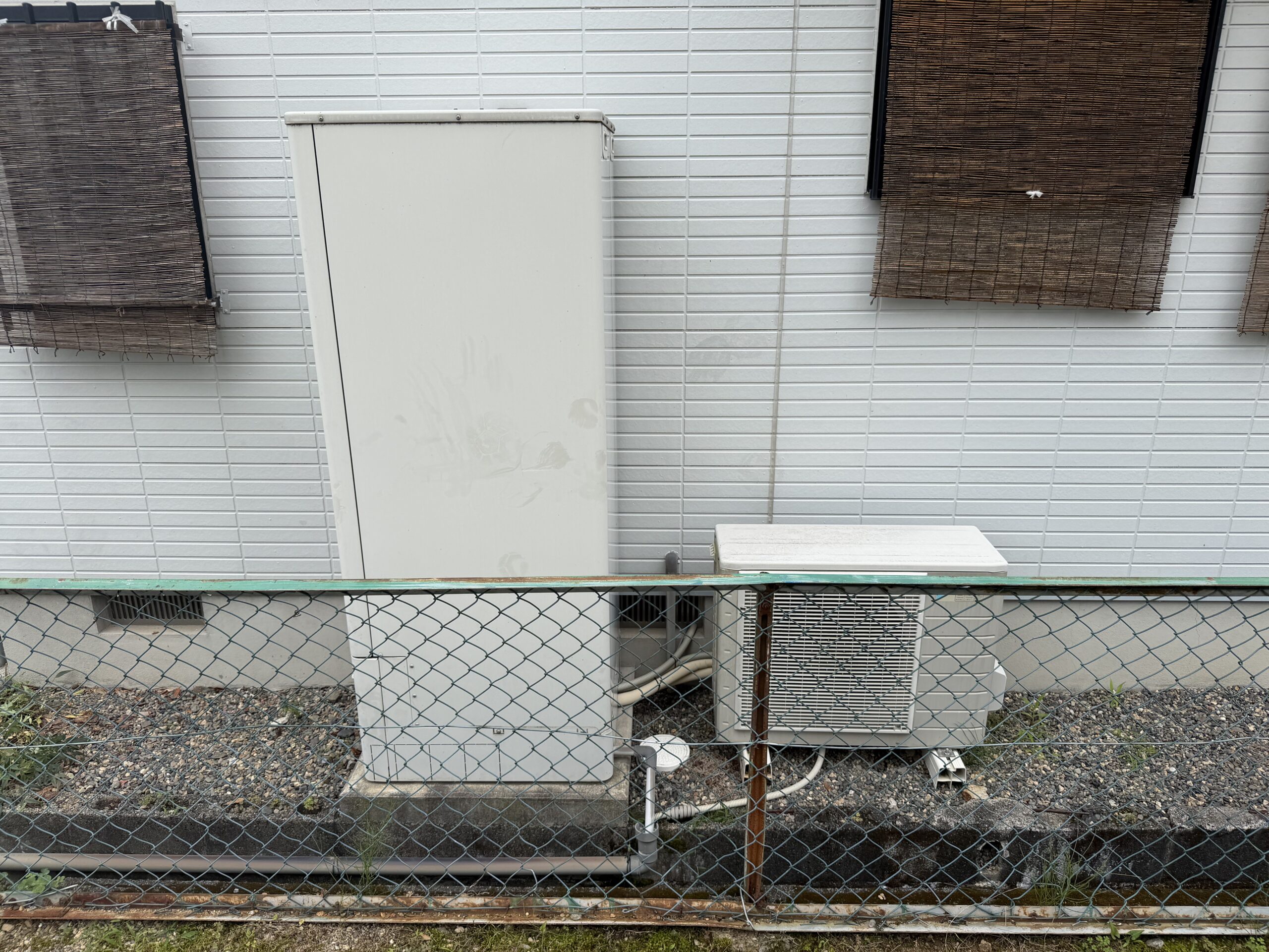 湖南市 エコキュート交換前 既設貯湯ユニットとヒートポンプユニット