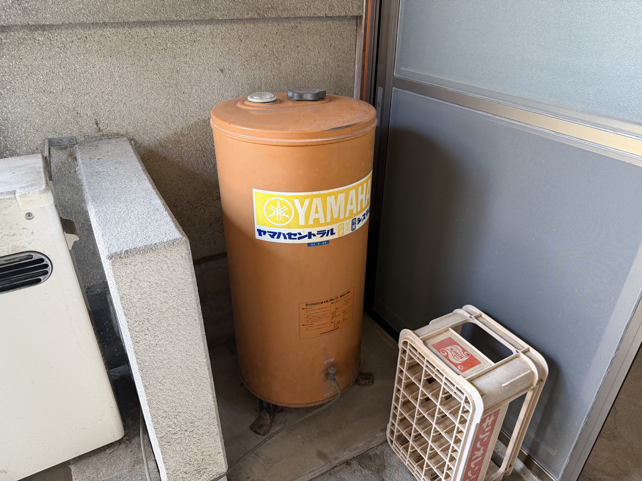 湖南市 石油給湯器交換前 既設給湯器と配管まわり
