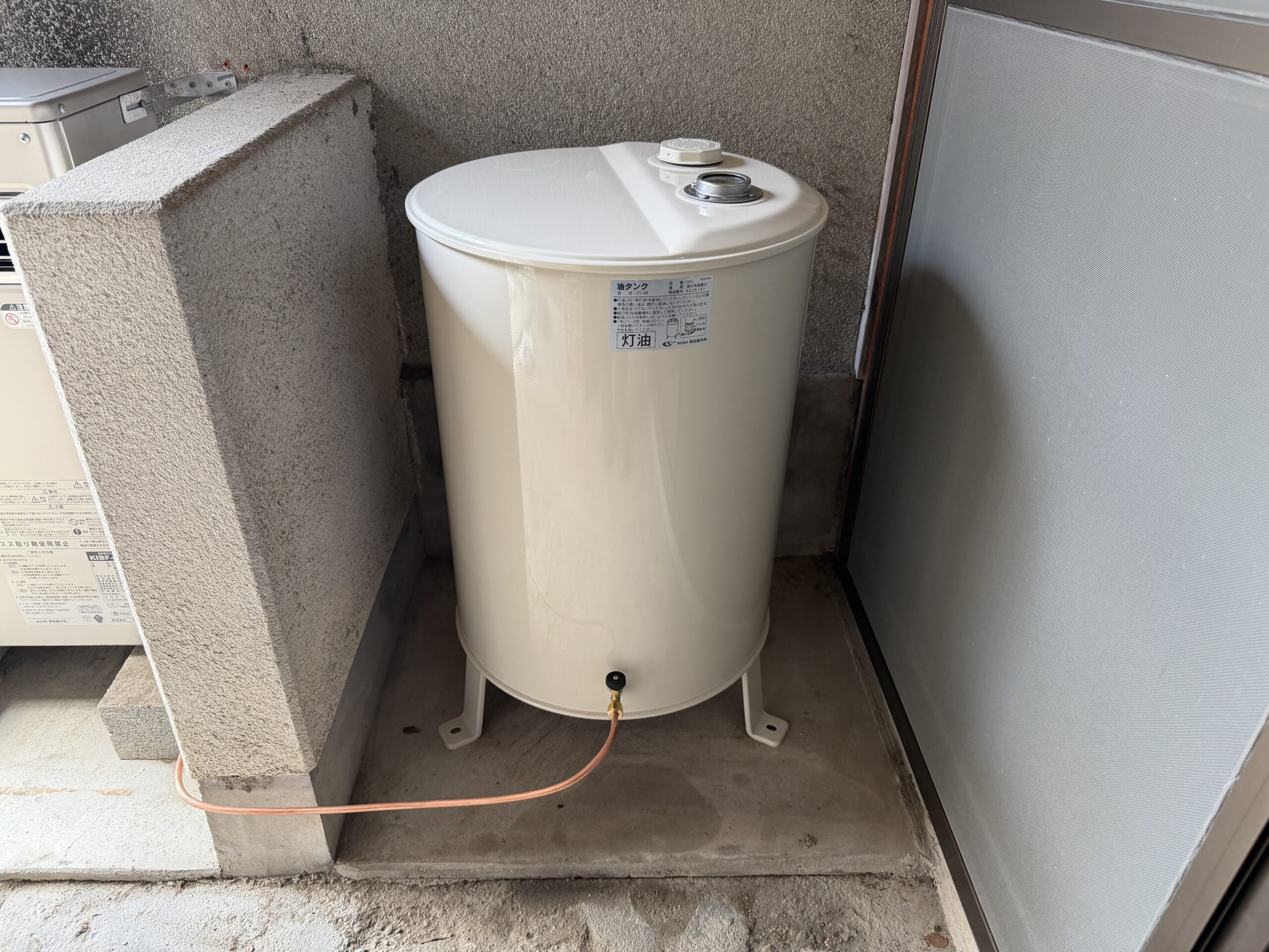 湖南市 石油給湯器交換後 配管接続と設置状況
