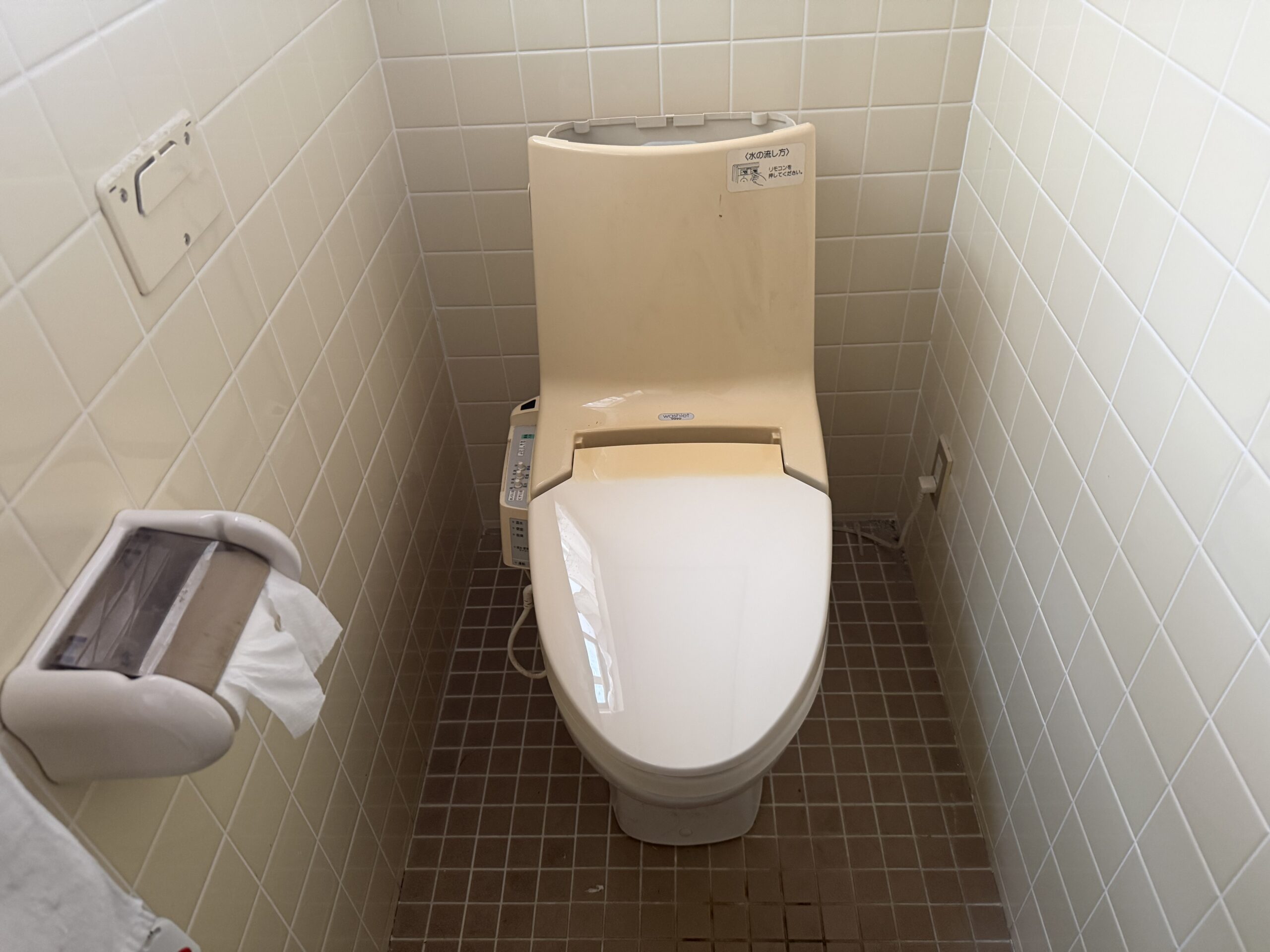 草津市 一体型トイレ交換前 水が流れたままになるトイレ
