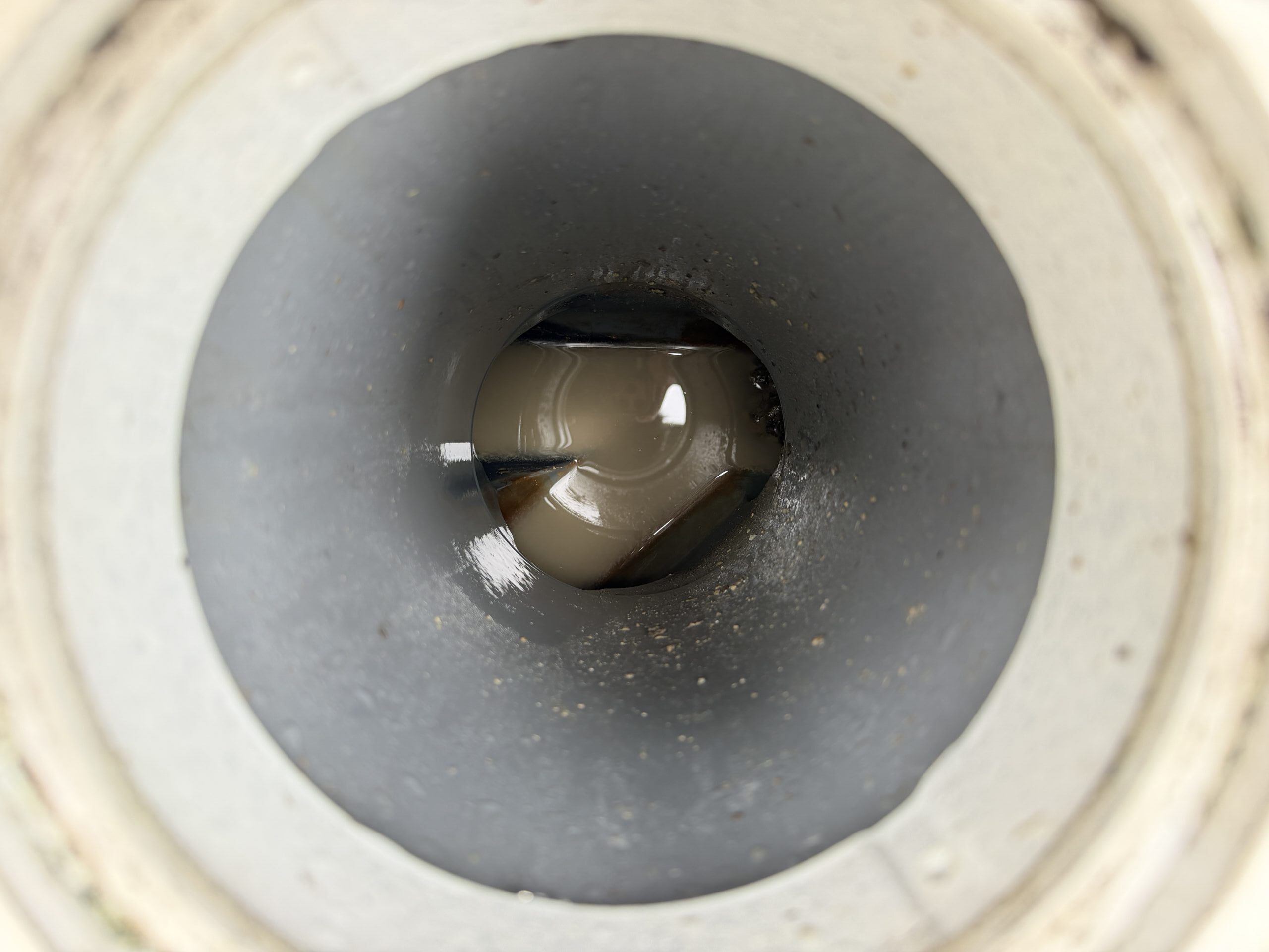 石膏による排水不良が疑われるキッチン排水管の施工前写真②